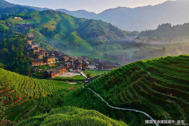 略十月国庆出发贵州黔东南四天旅游花销尊龙凯时网站带对象到贵州玩4天游攻(图2)